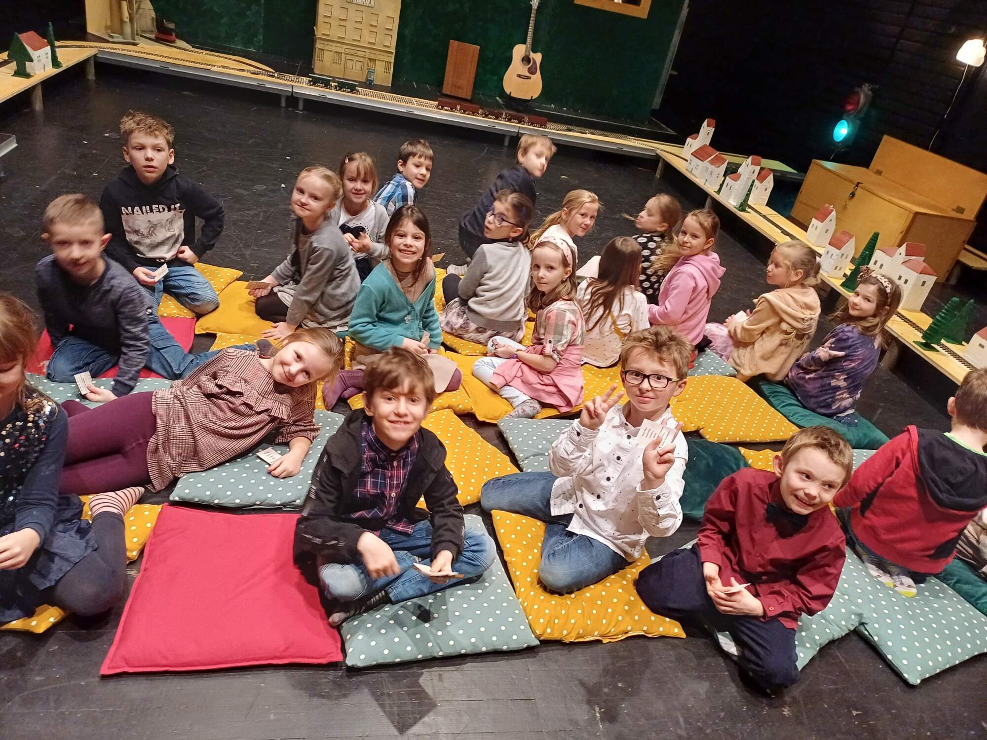 DIVADLO - POHÁDKY O MAŠINKÁCH 1.C DIVADLO - POHÁDKY O MAŠINKÁCH 1.C