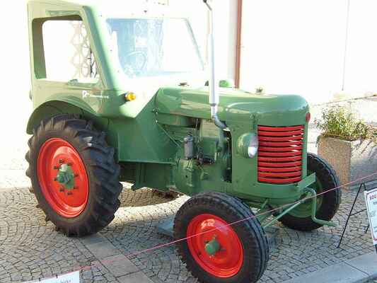 Malý traktor z roku 1948.