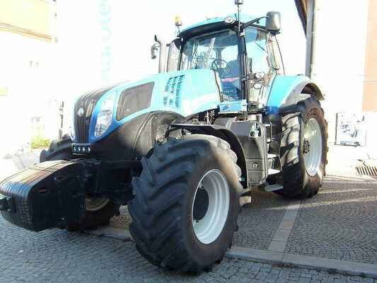 Obří traktory New Holland sponzora Agrotec Moravia.