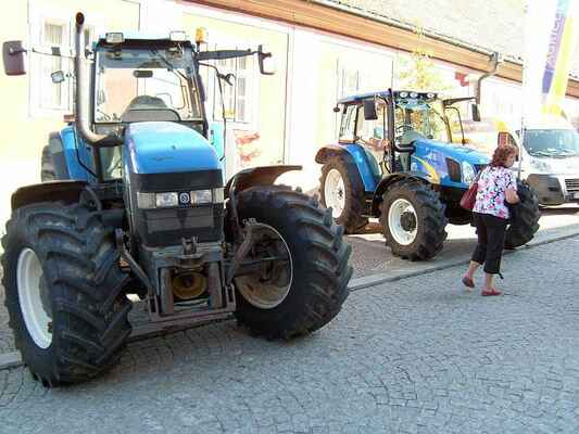 Obří traktory New Holland sponzora Agrotec Moravia.