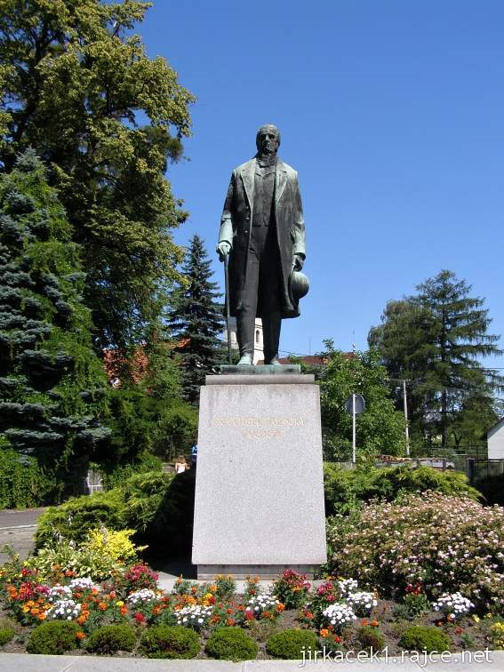 Hodslavice - památník a rodný dům Františka Palackého - socha Palackého v nadživotní velikosti od autora Vladimíra Navrátila z roku 1968