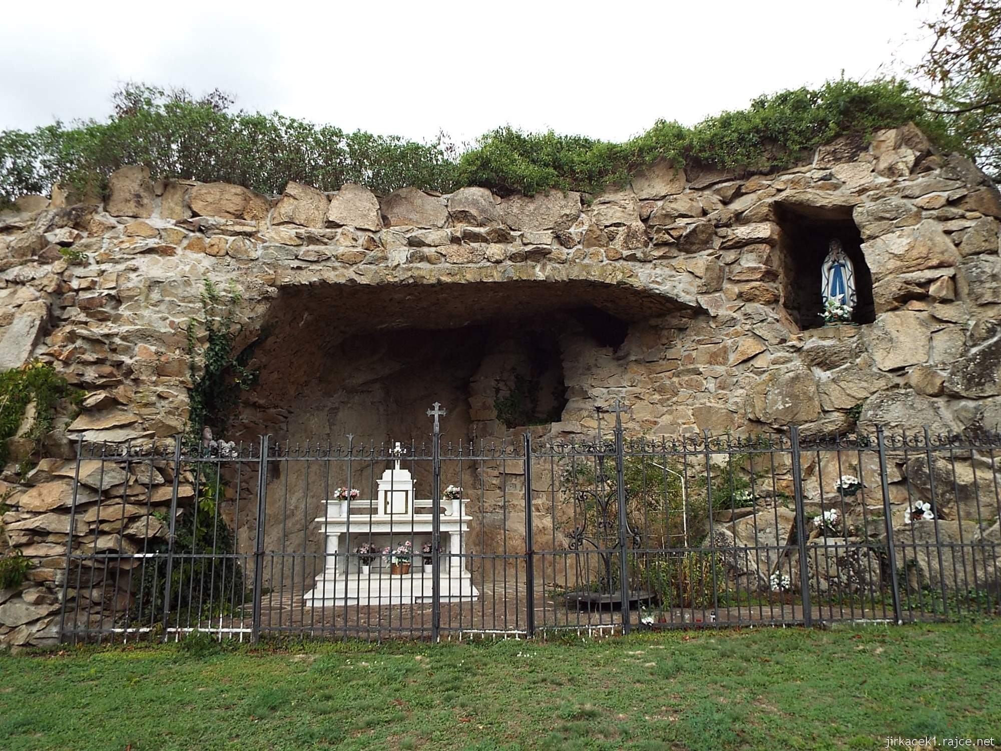 Bohutice - Lurdská jeskyně
