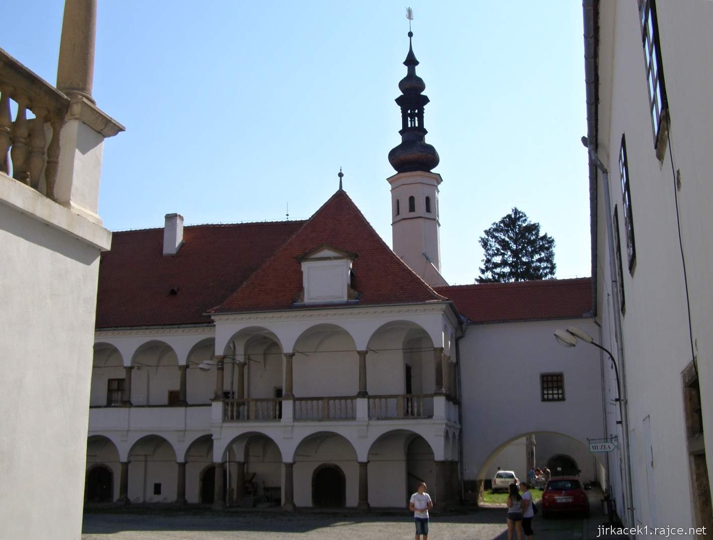 zámek Oslavany 03 - pohled z průjezdu na nádvoří zámku