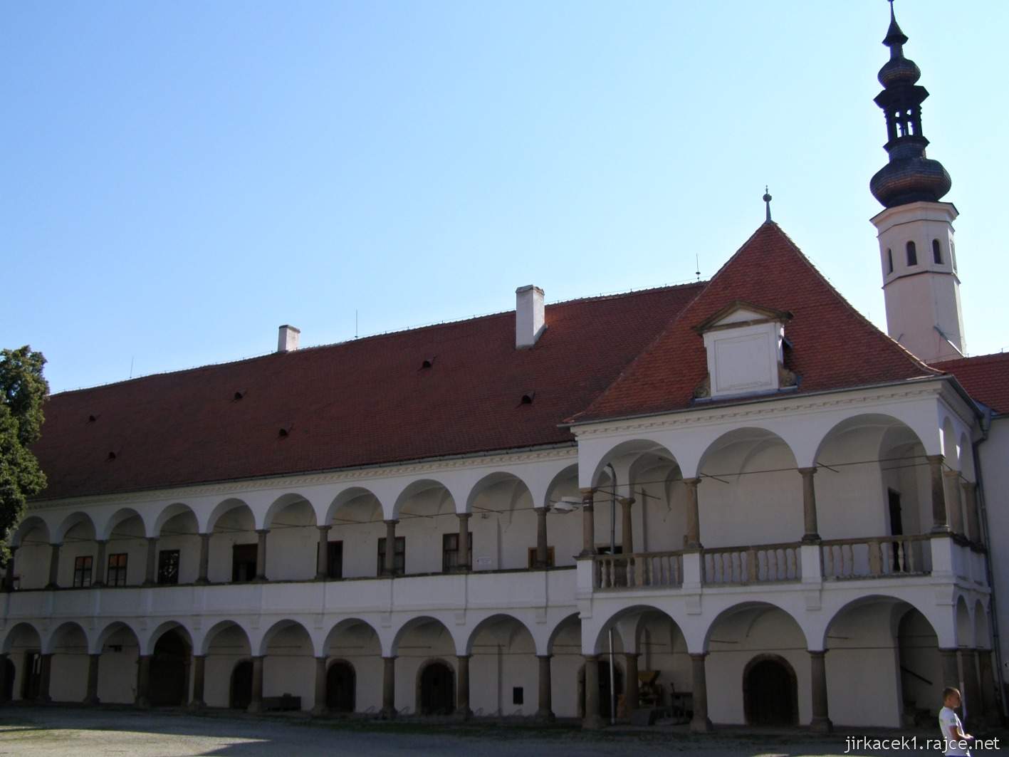 zámek Oslavany 04 - arkády na nádvoří zámku