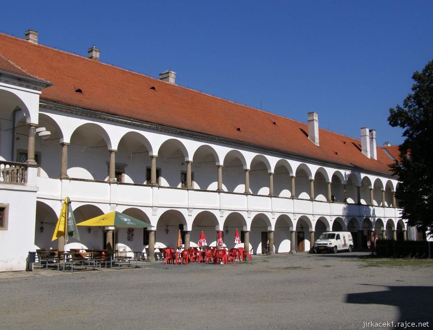 zámek Oslavany 05 - arkády na nádvoří zámku a restaurace