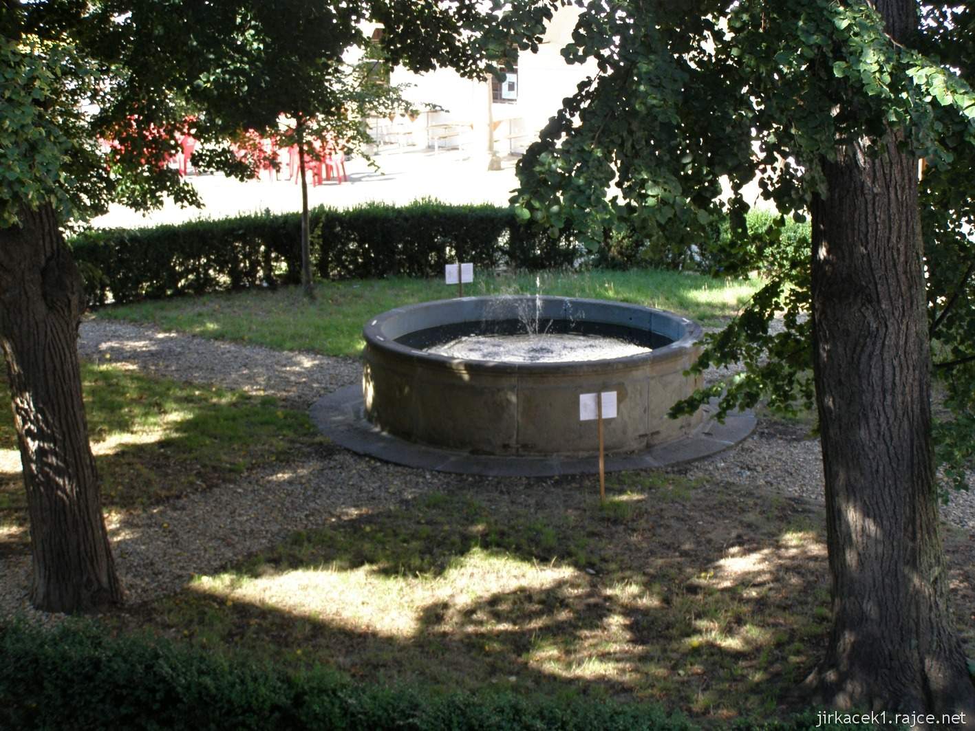 zámek Oslavany 12 - kašna na nádvoří zámku