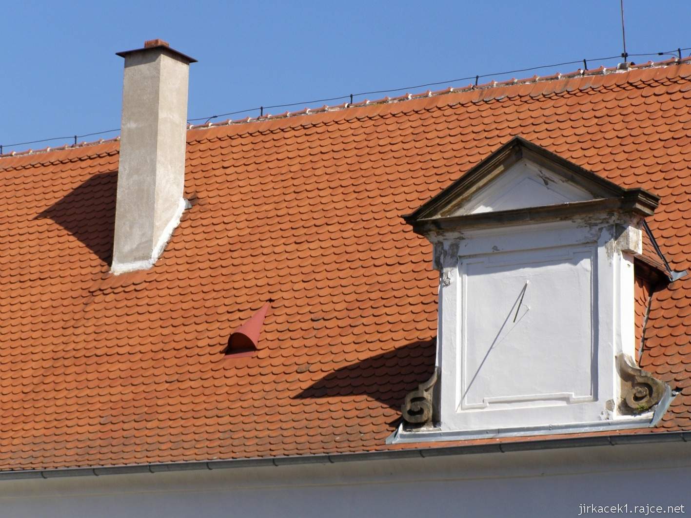 zámek Oslavany 13 - sluneční hodiny na střeše zámku