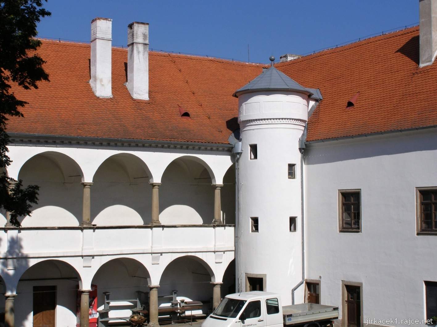 zámek Oslavany 14 - nároží zámku s vestavěnou věží