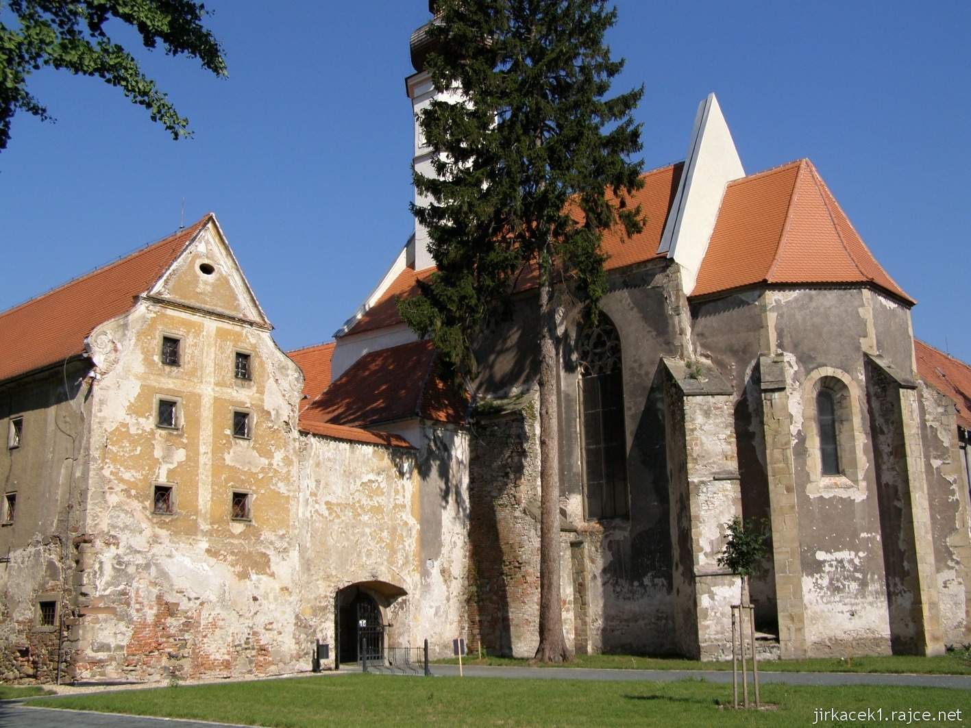 zámek Oslavany 15 - vlevo zámecká sýpka, vpravo kaple