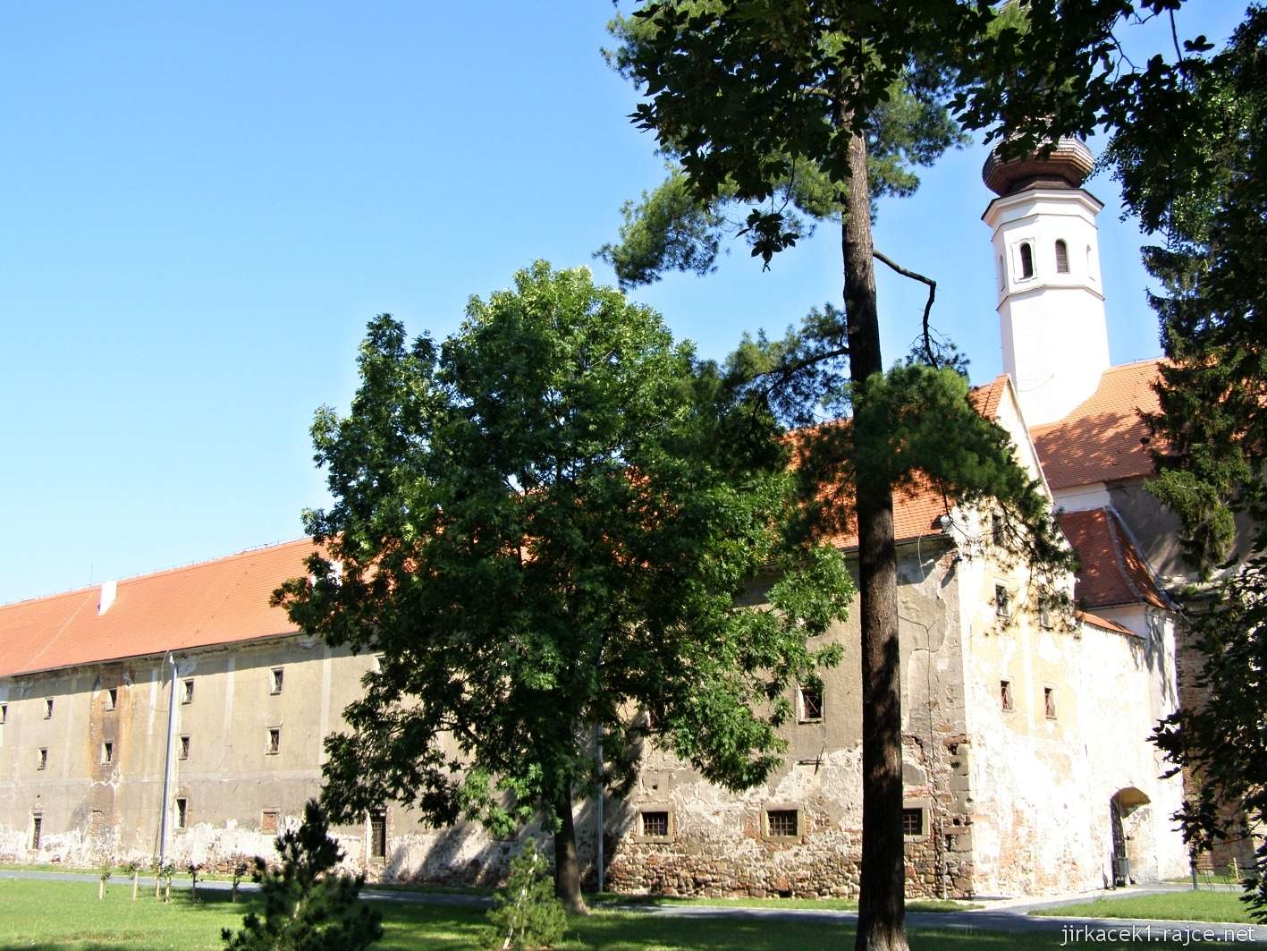 zámek Oslavany 16 - Pohled na zámeckou kapli s barokní sýpkou