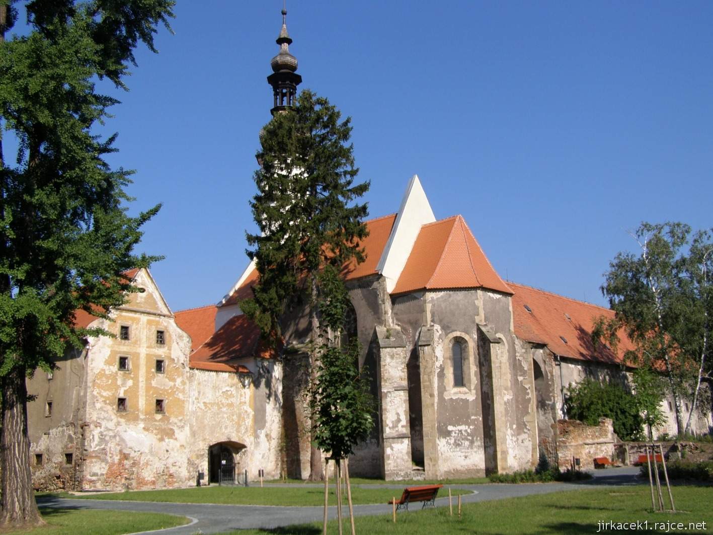 zámek Oslavany 18 - vlevo zámecká sýpka, vpravo kaple