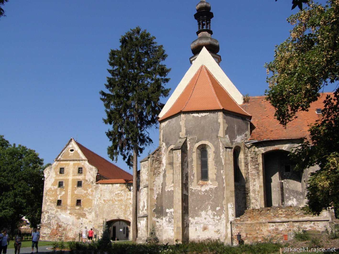zámek Oslavany 19 - Pohled na zámeckou kapli s barokní sýpkou