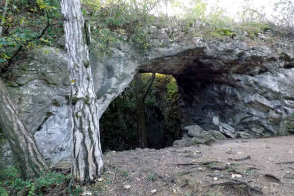 Axamitova brána - Přírodní vápencový útvar je pozůstatkem vstupního portálu bývalé jeskyně, jejíž strop se v 19. století propadl. Je to největší skalní brána Českého krasu. Brána byla pojmenována po českém lékaři a archeologovi Janu Axamitovi, který se ve 20. letech 20. století podílel na výzkumu území.
