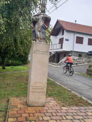 Náš opěrný známý bod - socha sv. Urbana, patrona především moravských vinařů (vpravo neznámý cyklista).