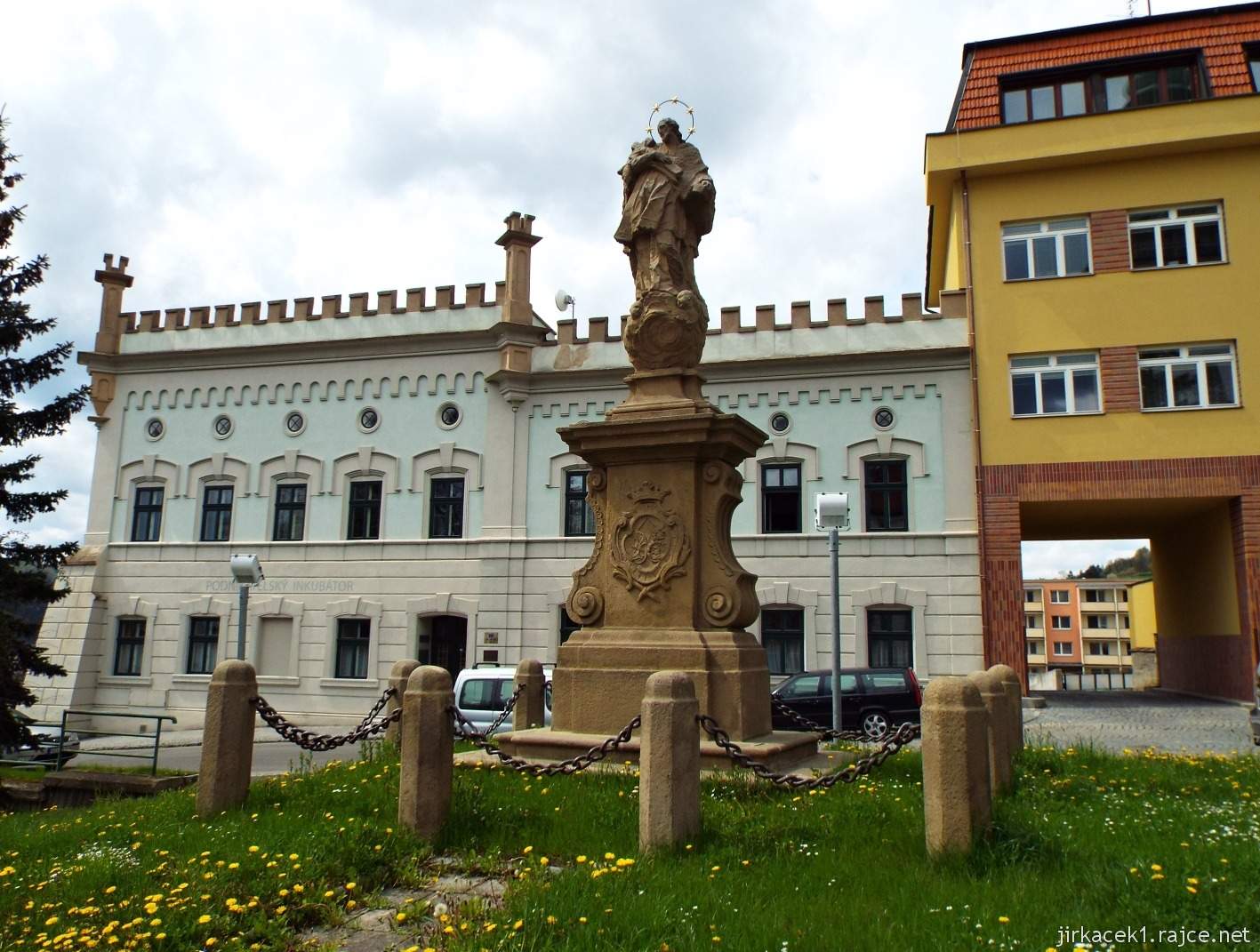 Vsetín - Horní náměstí 10 - socha sv. Jana Nepomuckého a Maštaliska