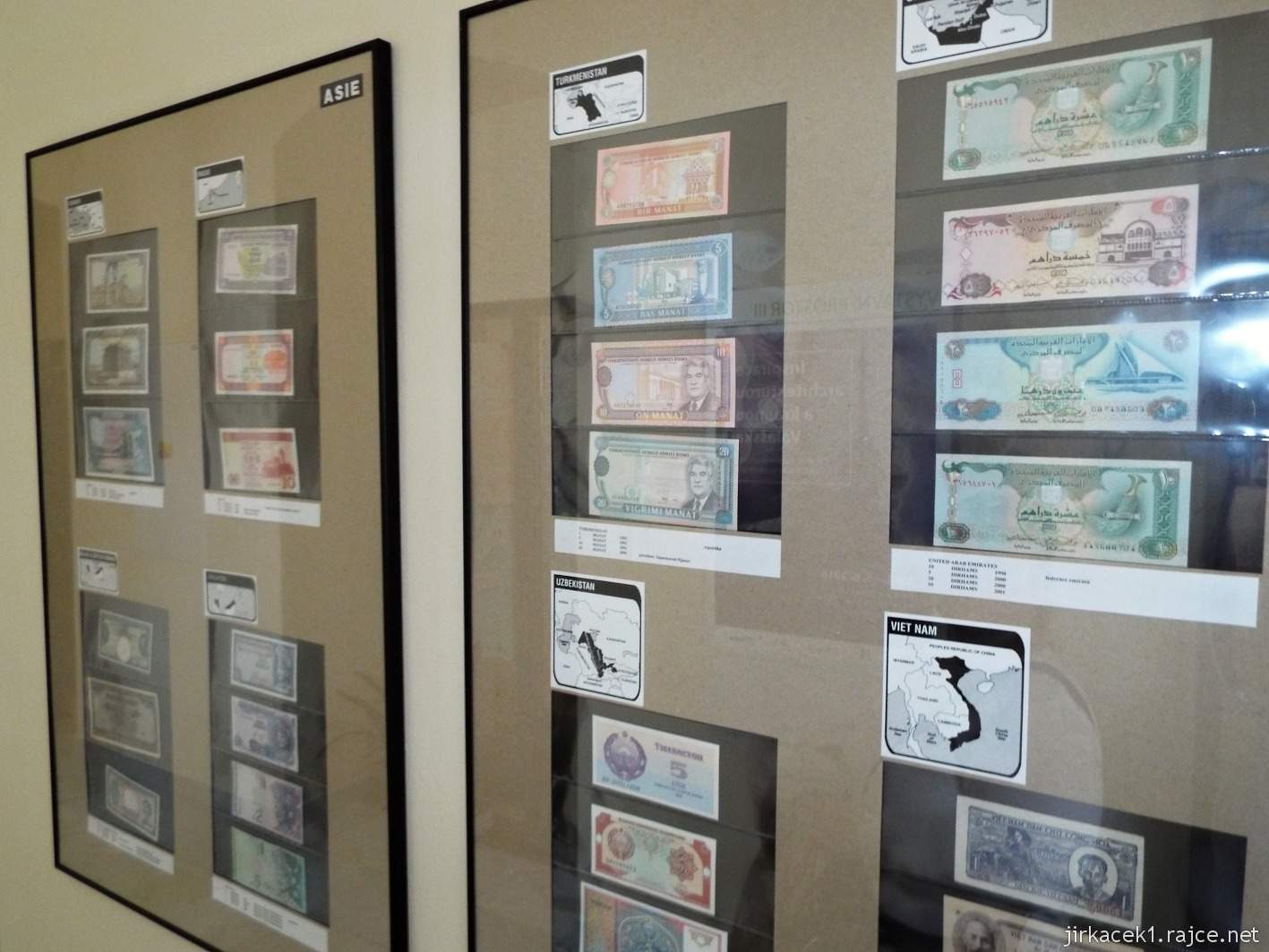 Vsetín - zámek 41 - muzeum - expozice Bankovky z celého světa