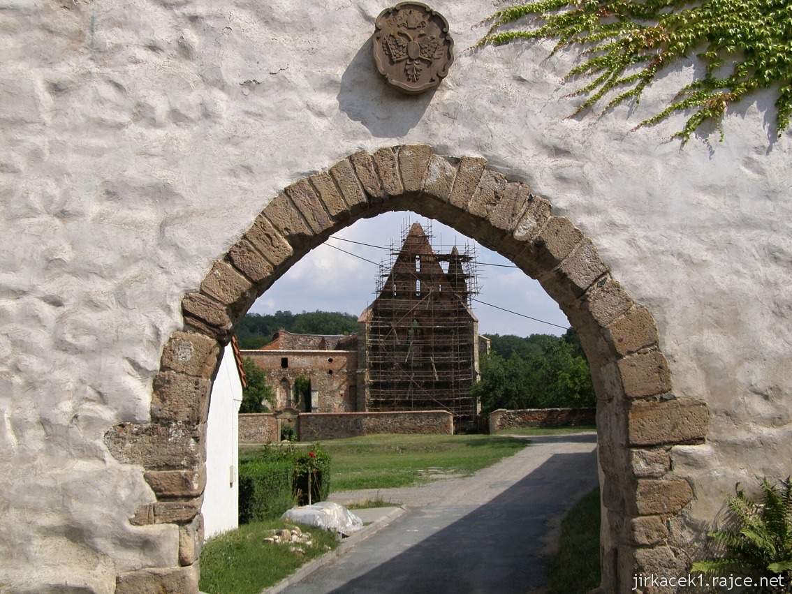 Dolní Kounice - klášter Rosa Coeli - vstup do klášterního areálu