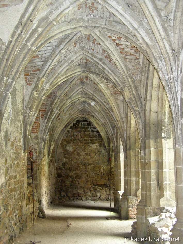 Dolní Kounice - klášter Rosa Coeli - ambity rajské zahrady