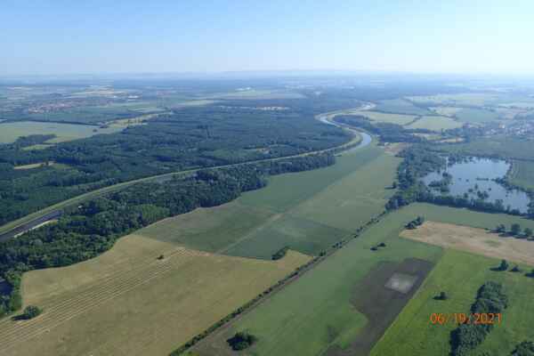 OLYMPUS DIGITAL CAMERA - Klikatící se řeka Morava a za ní naše Morava