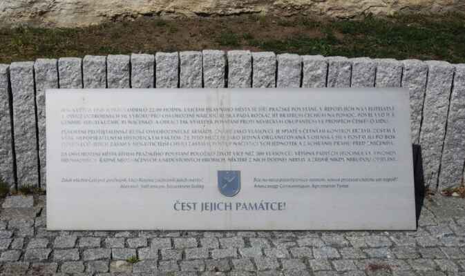 První cíl dnešní cesty = Pomník pražského povstání a pamětní deska ROA v Řeporyjích. Zakládem památníku je nerezová pamětní deska.