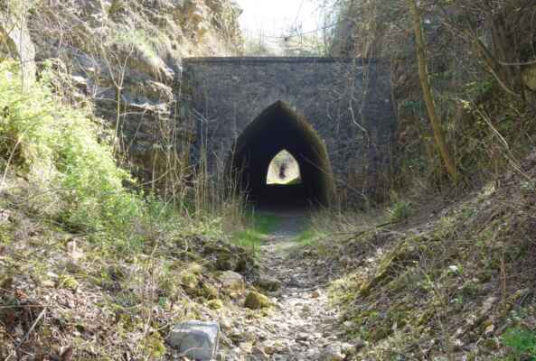A hlavn tunel pro úzkokolejnou malodrážku, který sloužil k dopravě těženého vápence z lomu k železnici Praha-Rudná.