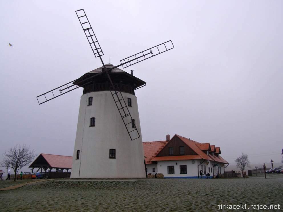Bukovany - rozhledna a větrný mlýn