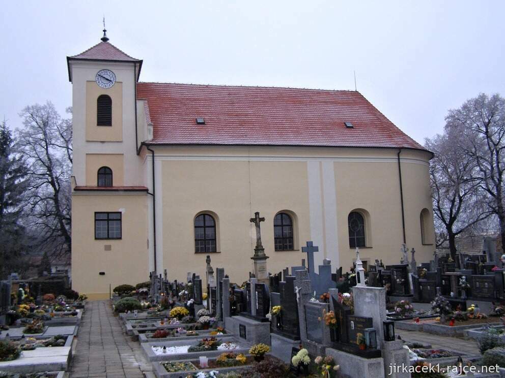 Archlebov - kostel sv. Šebestiána a Rocha - pohled ze hřbitova