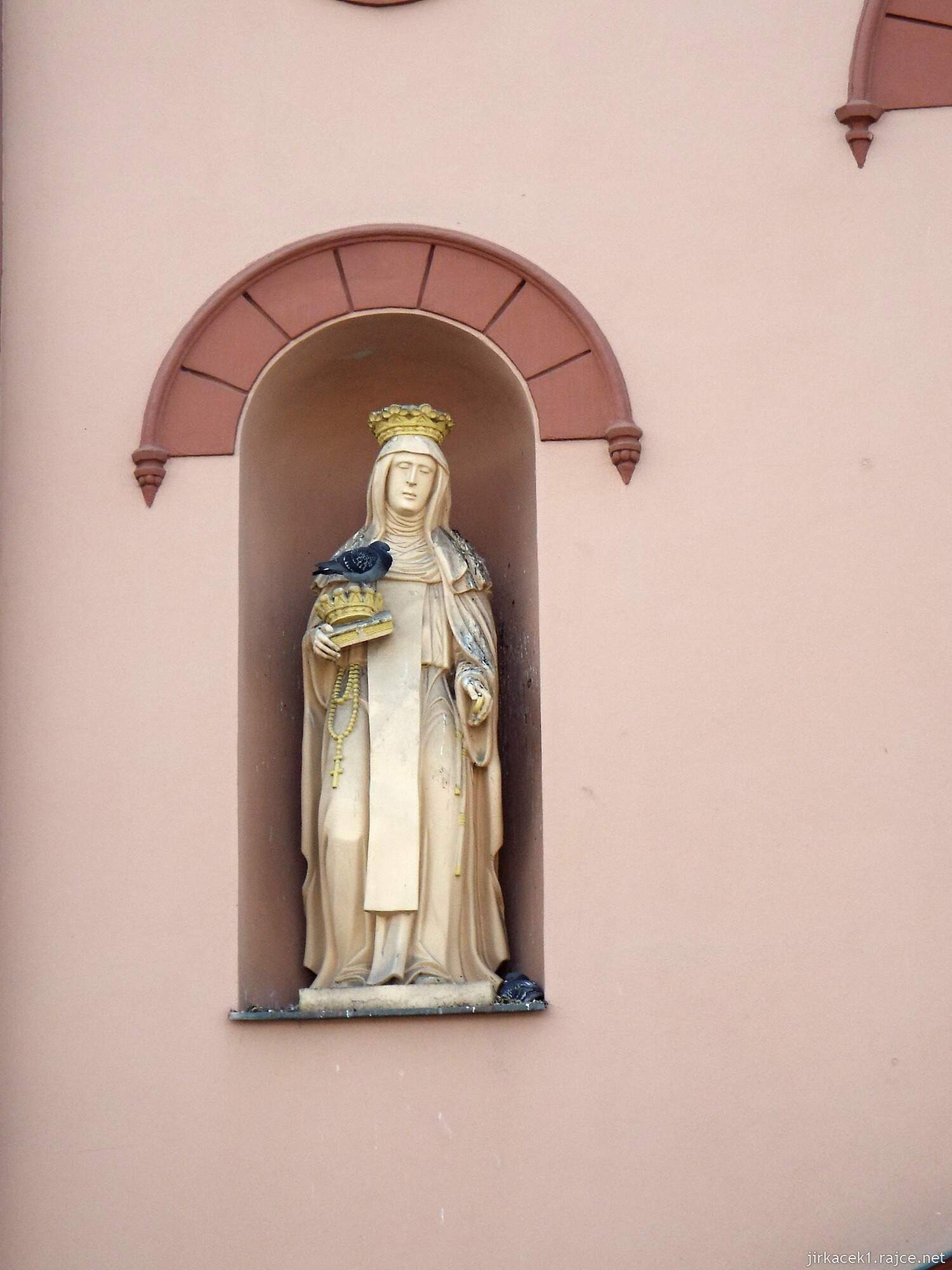Svitavy - klášter Milosrdných sester sv. Vincence z Pauly - první socha Panny Marie na průčelí
