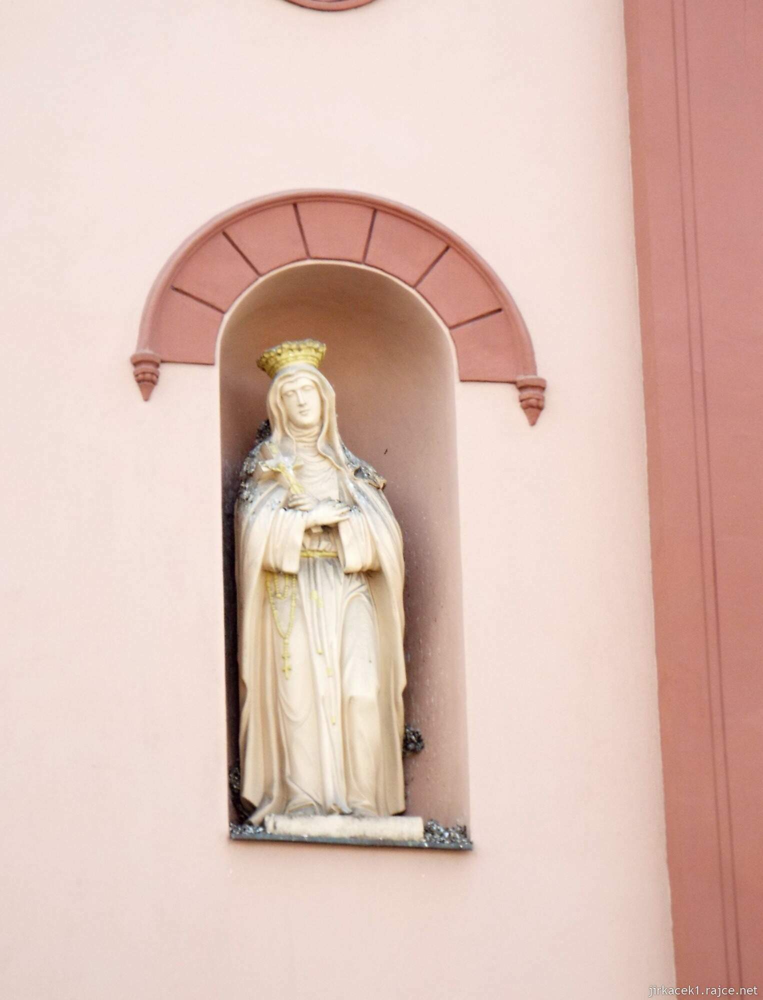 Svitavy - klášter Milosrdných sester sv. Vincence z Pauly - druhá socha Panny Marie na průčelí