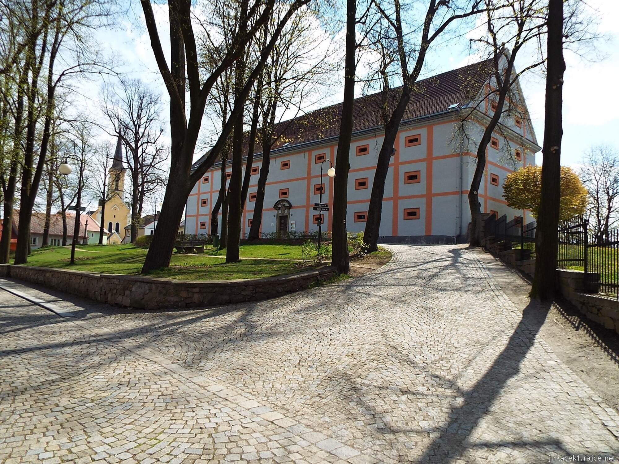 R - Žirovnice - Kostel sv. Filipa a Jakuba 02 - pohled od zámku