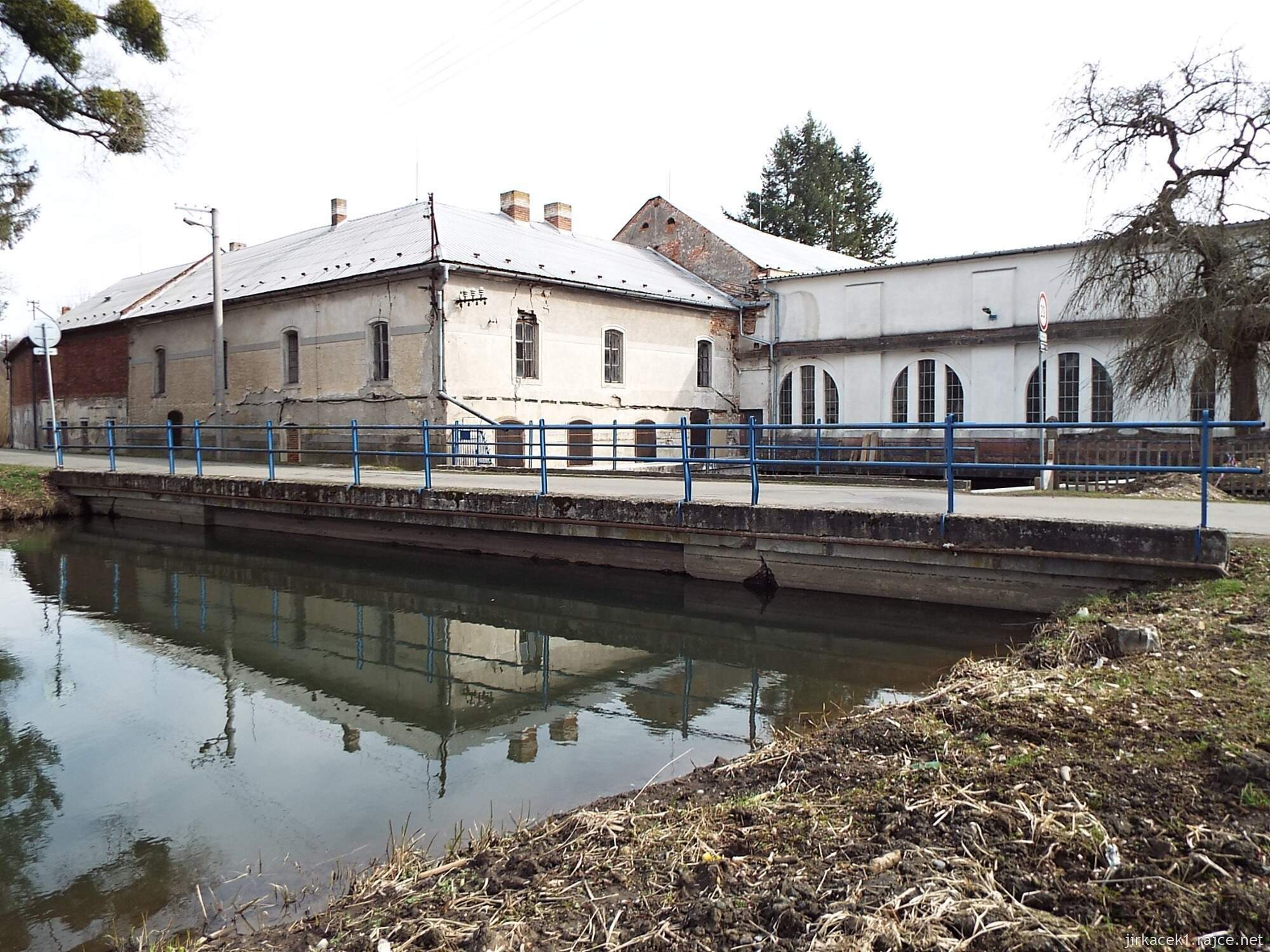 C - cesta od Chrámu přátelství do Nových Mlýnů 35 - osada Nové Mlýny - vodní elektrárna