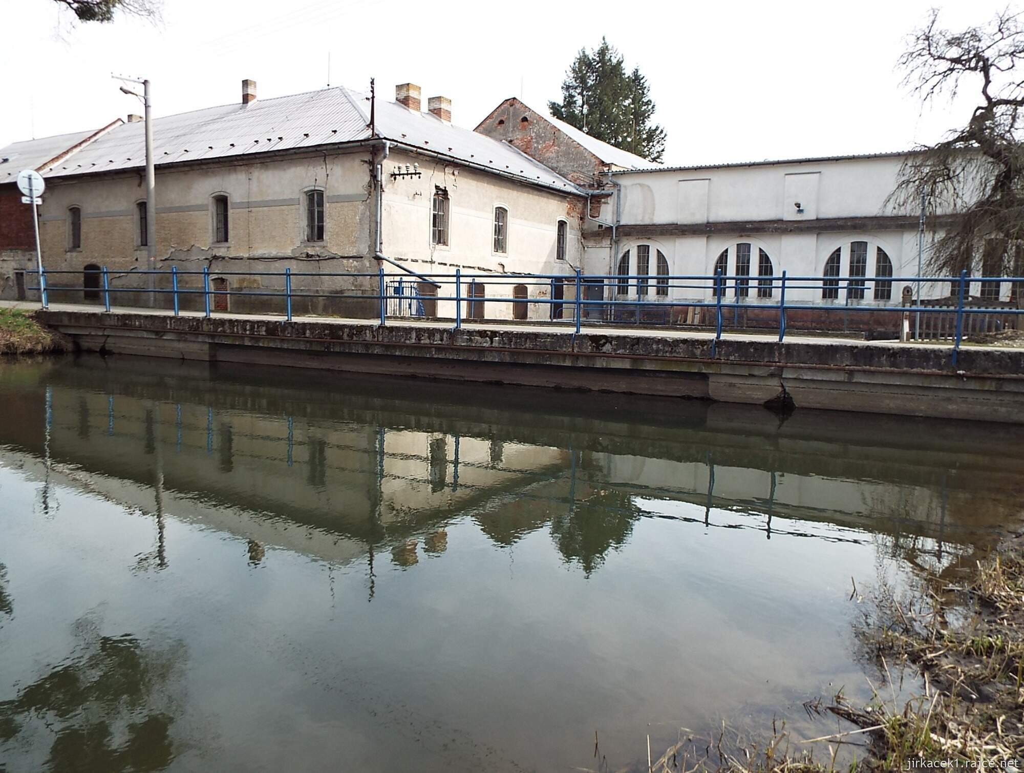 C - cesta od Chrámu přátelství do Nových Mlýnů 36 - osada Nové Mlýny - vodní elektrárna