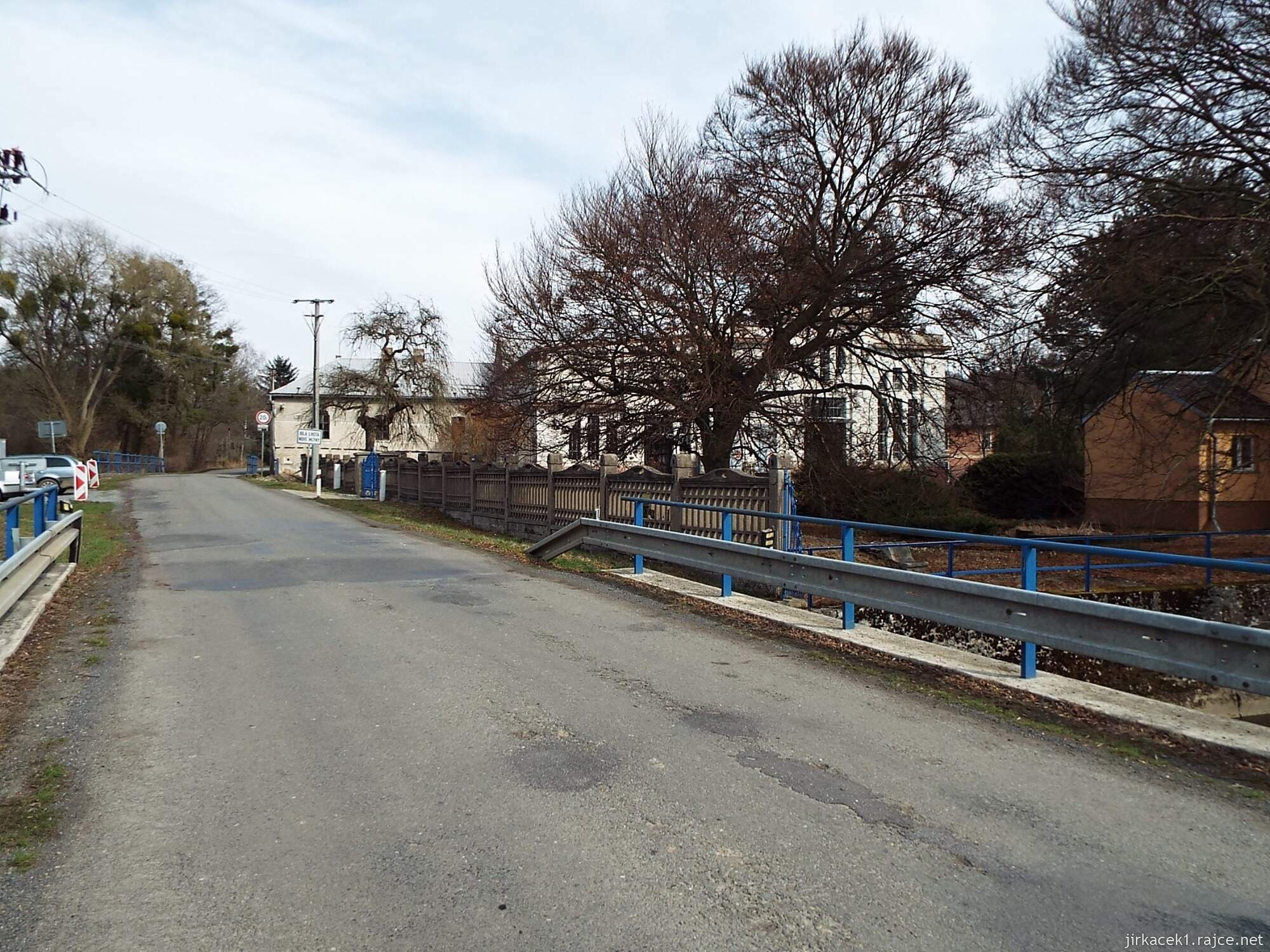 C - cesta od Chrámu přátelství do Nových Mlýnů 40 - osada Nové Mlýny - vodní elektrárna s most přes Nivku