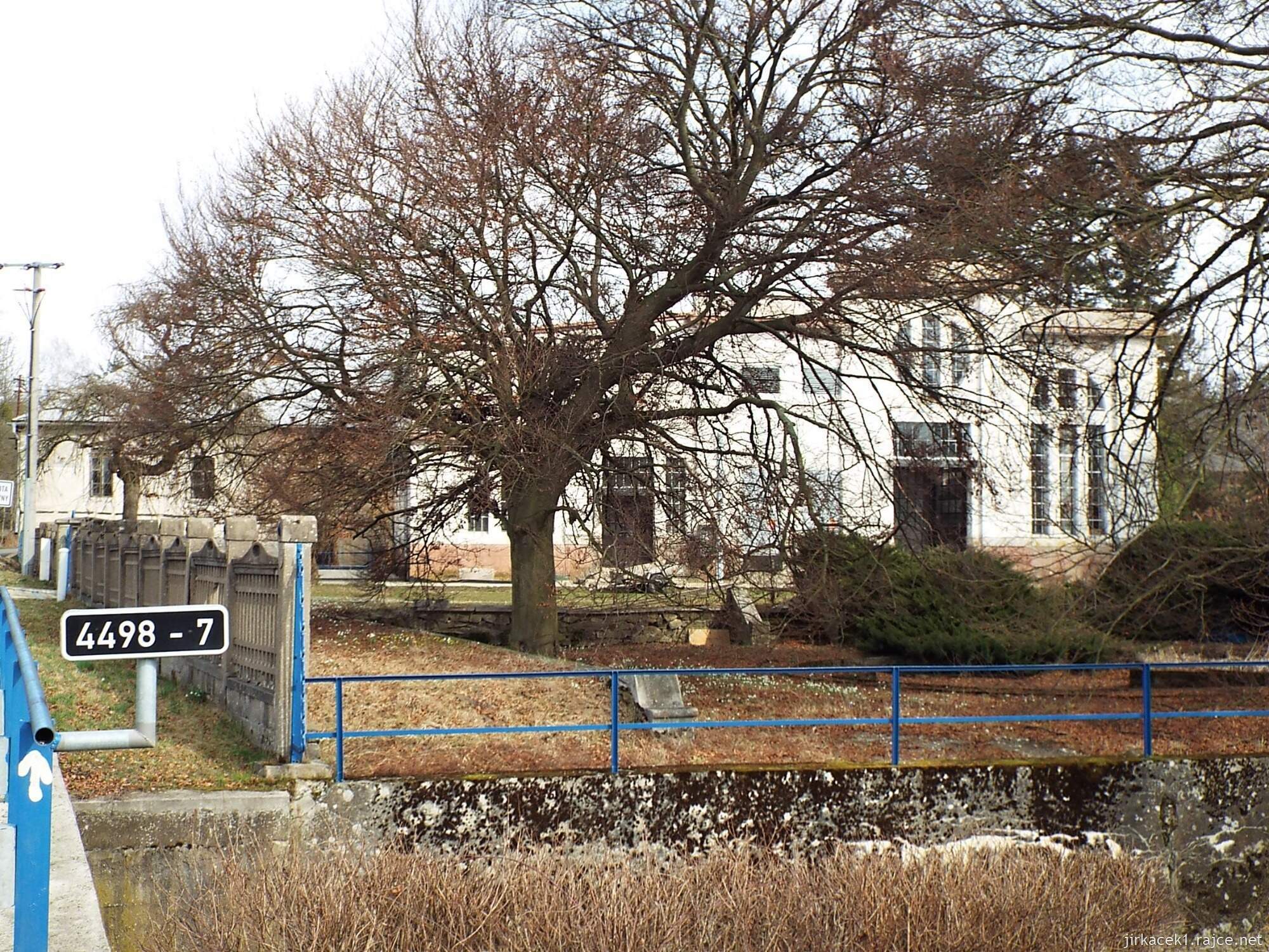 C - cesta od Chrámu přátelství do Nových Mlýnů 41 - osada Nové Mlýny - vodní elektrárna s most přes Nivku