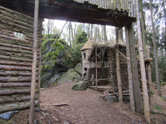 Filmové stavby středověké osady pod Knižskou skálou se strážní věží představovaly útočiště zbojníků ve filmu Leoše Kastnera Zbojník (2022).