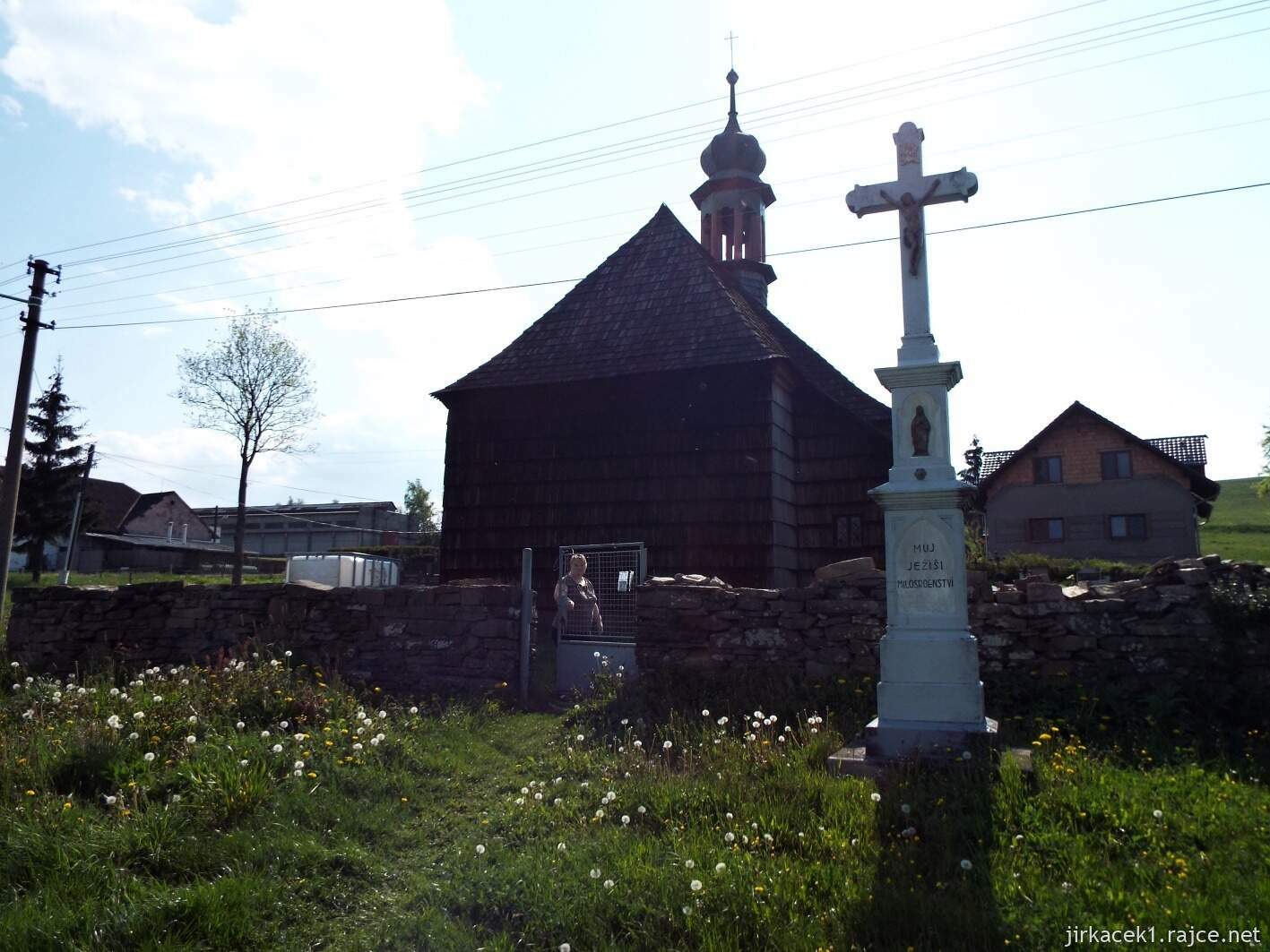 E - Lipná - Kostel sv. Jana Křtitele 06 - druhý vstup a druhý mramorový kříž