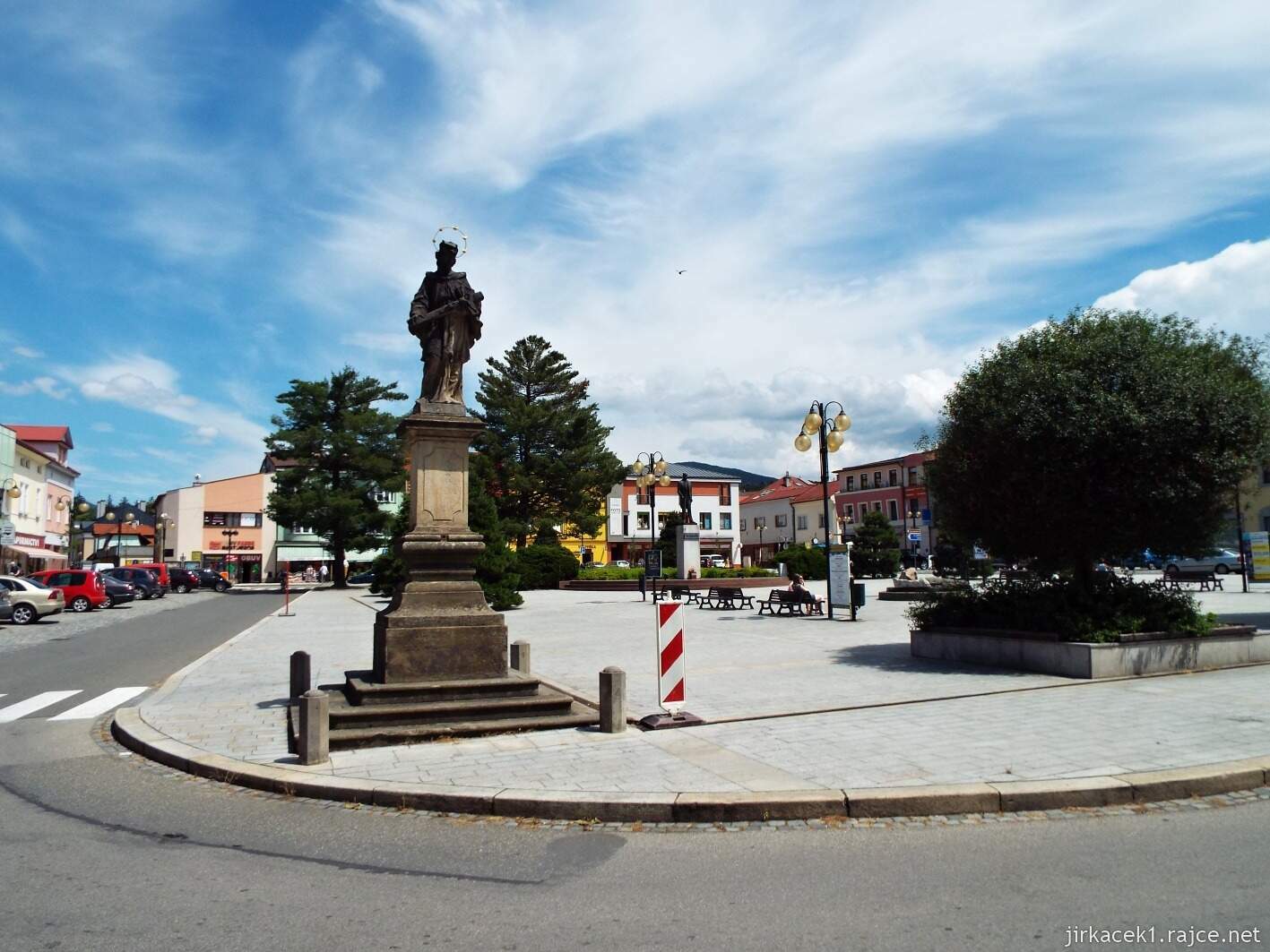 004 - Rožnov pod Radhoštěm - Masarykovo náměstí 02 - socha svatého Jana Nepomuckého