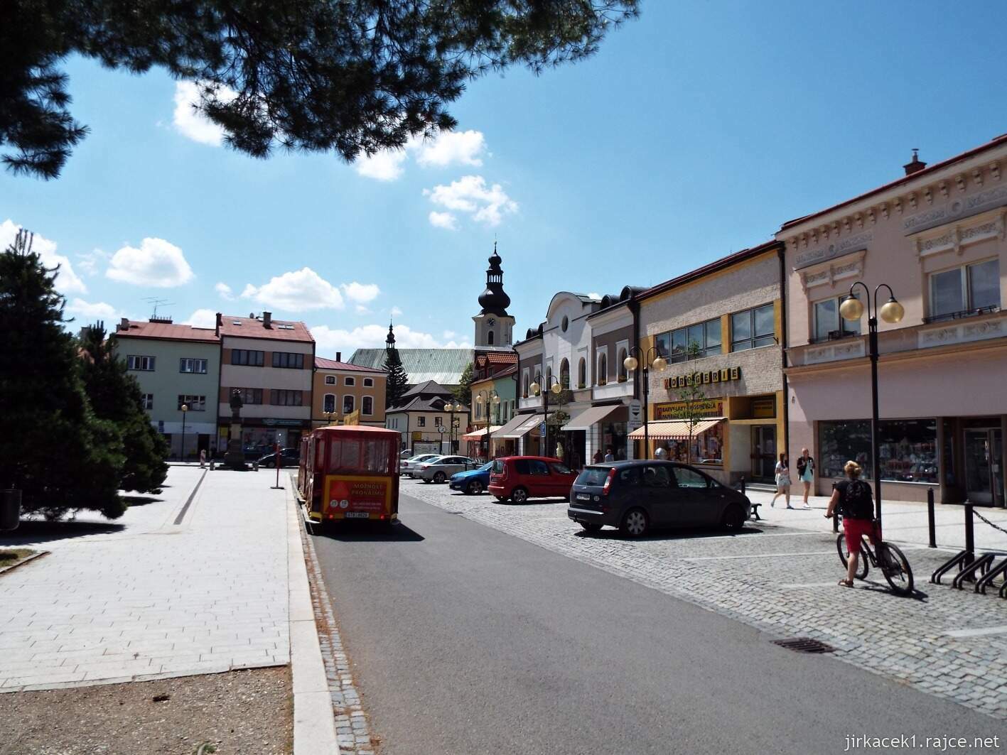 004 - Rožnov pod Radhoštěm - Masarykovo náměstí 17 - domy na náměstí