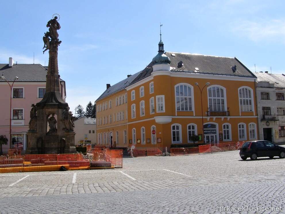 Litovel - náměstí Přemysla - dům U zlatého jelena a Morový sloup