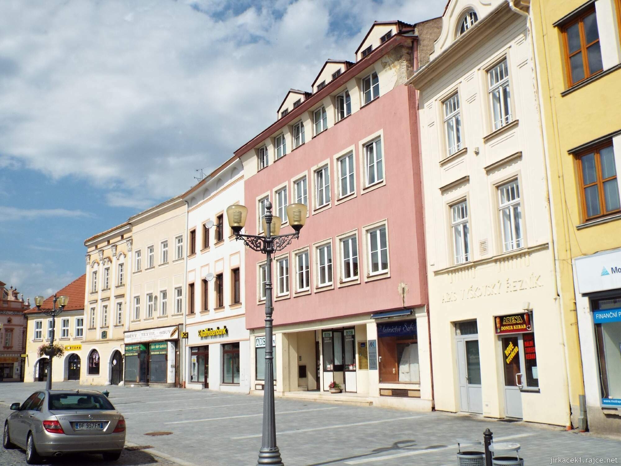 CH - Vyškov - Masarykovo náměstí 08 - řada domů zleva č.38, č.37, č.36, č.35, č.34, č.33 a č.32 s řeznictvím Alois Vyškovský