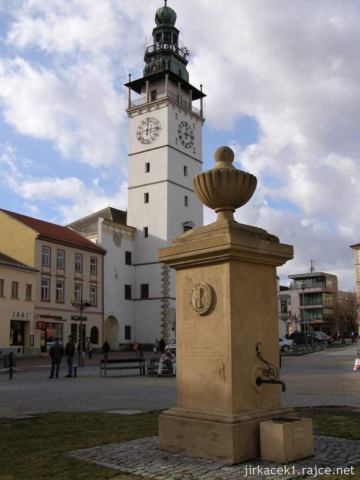 Vyškov - Masarykovo náměstí - studna a v pozadí radnice